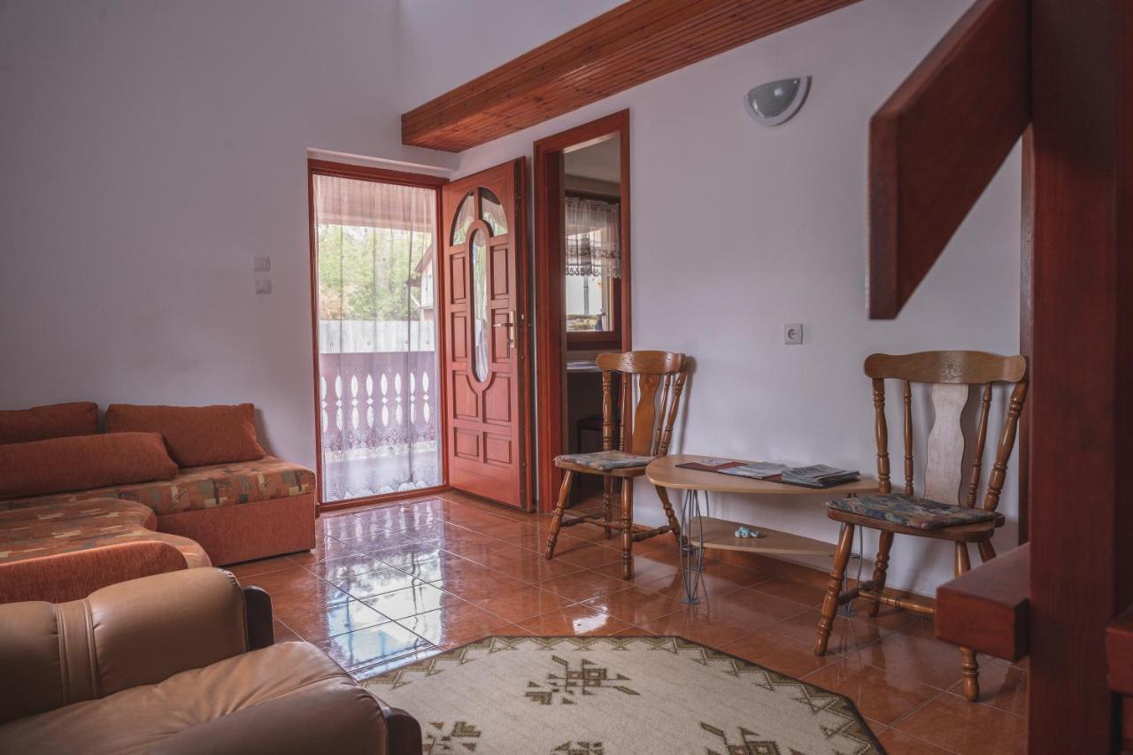 Olajos Apartman Hotel เบเรคฟูร์ดู ภายนอก รูปภาพ