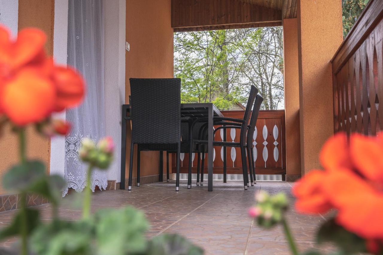 Olajos Apartman Hotel เบเรคฟูร์ดู ภายนอก รูปภาพ